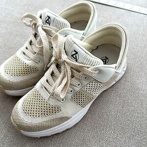 ZEBA hands free easy slip on women’s athletic shoes. Size 8.5